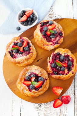 çilek ile lezzetli çörekler