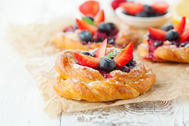 çilek ile lezzetli çörekler