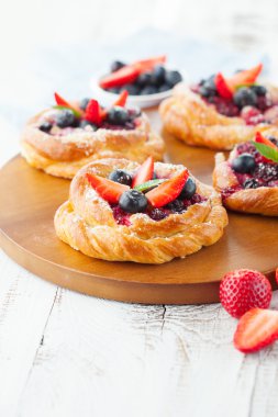 çilek ile lezzetli çörekler