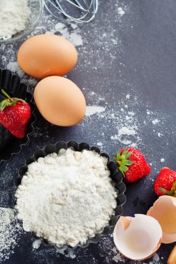 fırın malzemeleri ve çilek