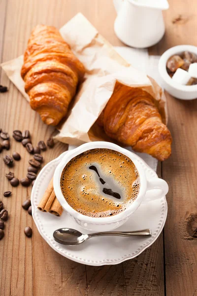 taze kruvasan ve kahve