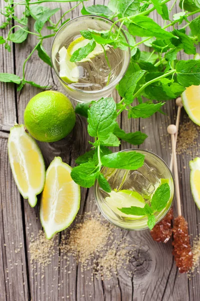Лимонад зі свіжим лимоном і лаймом — стокове фото