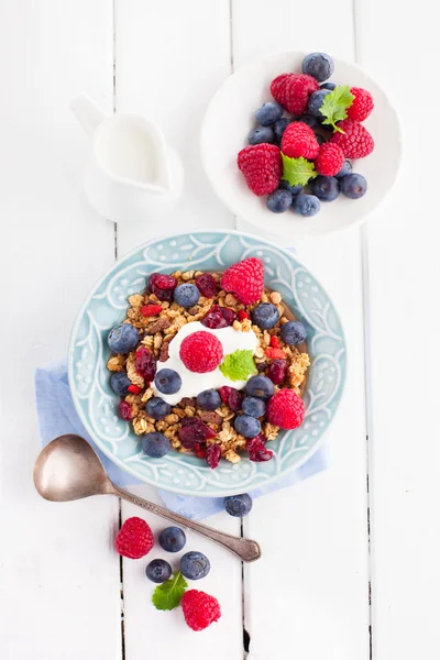 Healthy breakfast - muesli, milk and berries — Stock Photo, Image