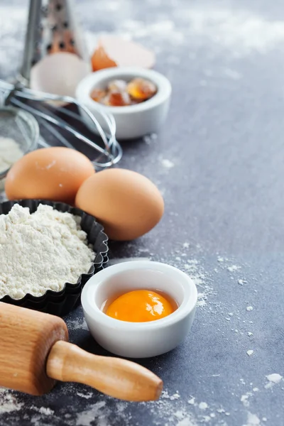 Ingrediënten en hulpmiddelen voor het bakken — Stockfoto