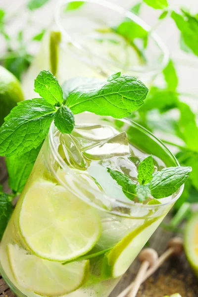 Lemonade with fresh lemon and lime — Stockfoto