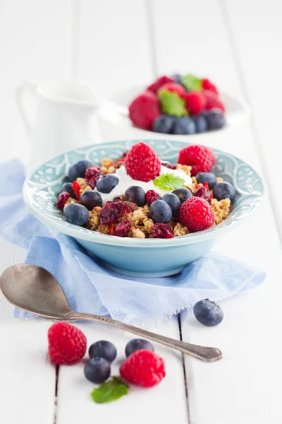 Healthy breakfast - muesli, milk and berries — Stock Photo, Image