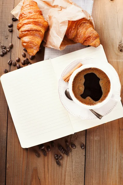 Cornetti freschi e una tazza di caffè — Foto Stock