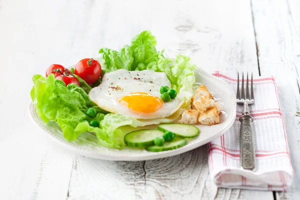 Desayuno con huevo frito — Foto de Stock