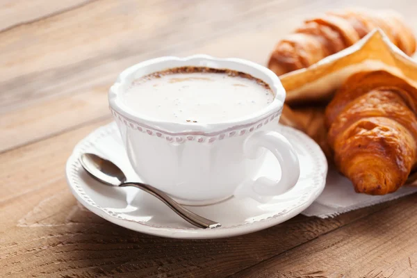 Croissants frescos e xícara de café — Fotografia de Stock