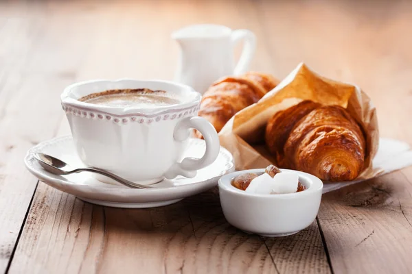 Frische Croissants und eine Tasse Kaffee — Stockfoto