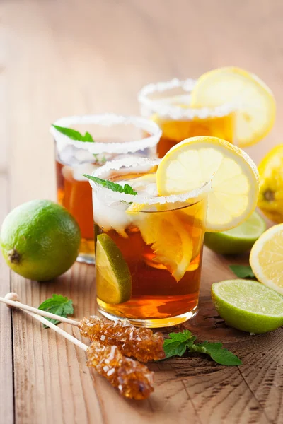 Sweet ice tea with lemon — Stockfoto