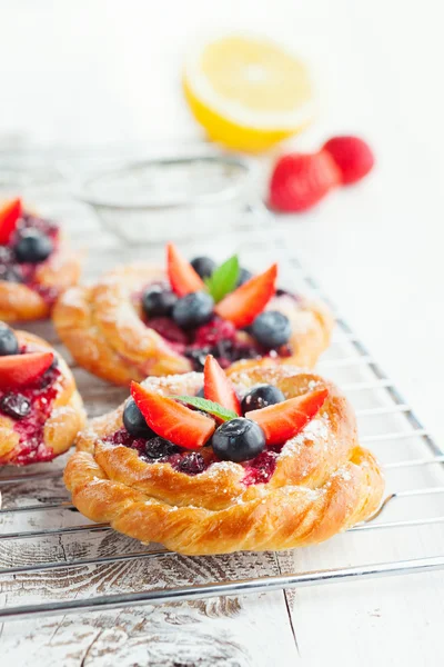 Вкусные булочки с ягодами — стоковое фото
