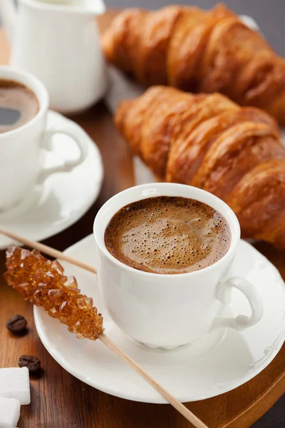 Frische Croissants und eine Tasse Kaffee — Stockfoto