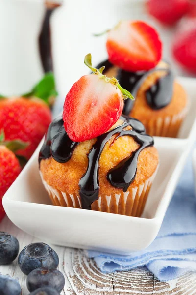 Muffin dolci con bacche — Foto Stock