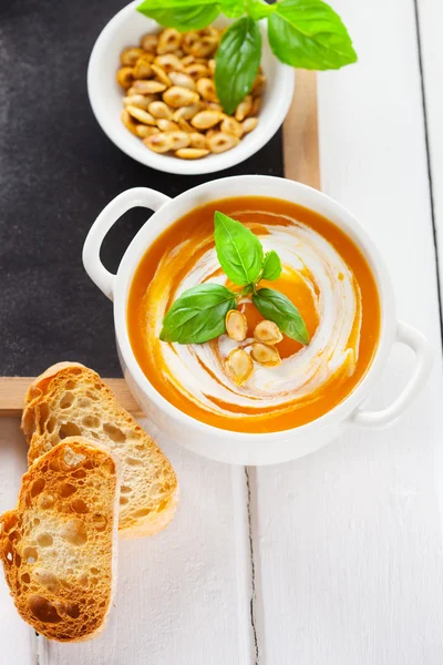 Pumpkin soup with pumpkin seeds — Stock Photo, Image