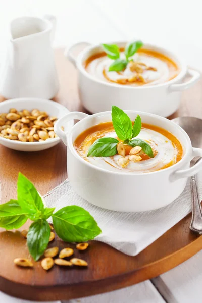 Тыквенный суп с тыквенными семечками — стоковое фото