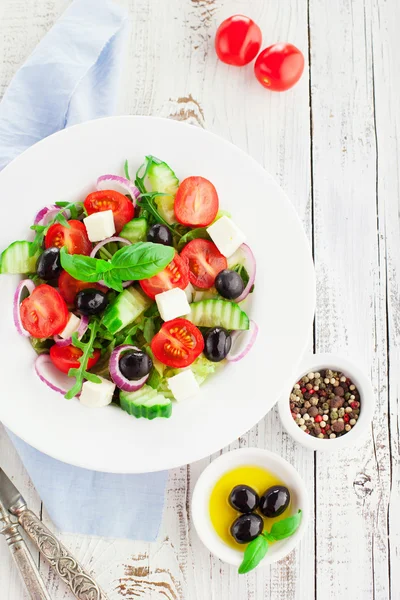 Griechischer Salat mit Feta-Käse — Stockfoto