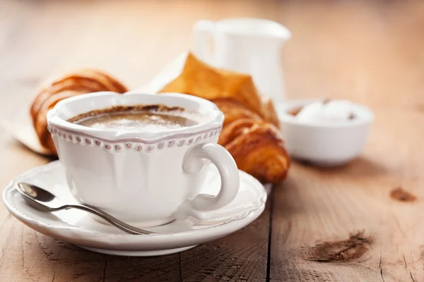 Frische Croissants und eine Tasse Kaffee — Stockfoto