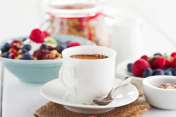 Café da manhã saudável com muesli e bagas — Fotografia de Stock