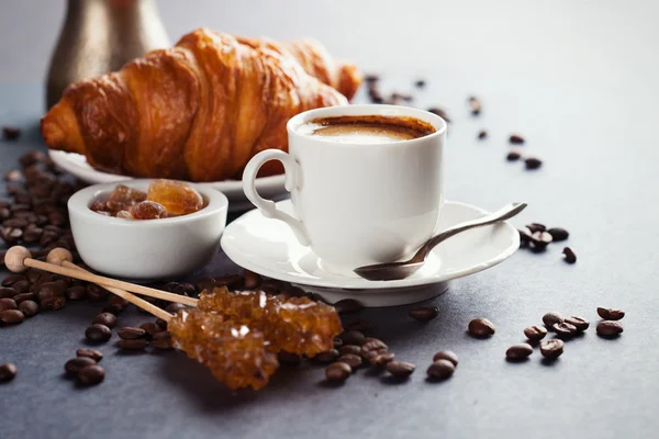 Čerstvé croissanty a šálek kávy — Stock fotografie