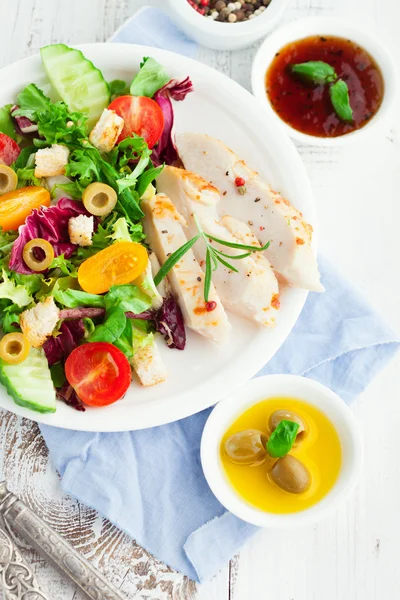 Grilled chicken fillet with vegetable salad — Stok fotoğraf