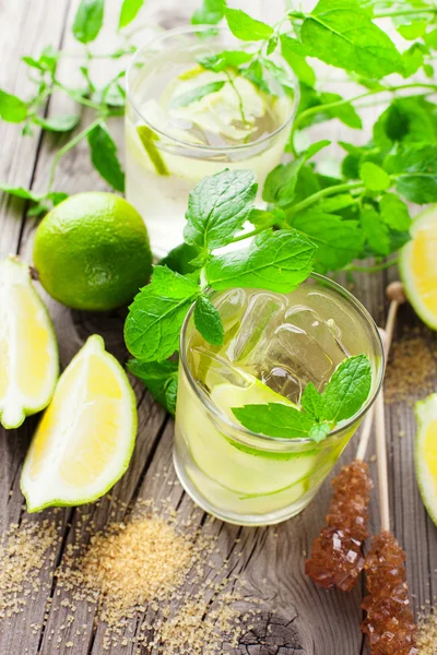 Лимонад зі свіжим лимоном і лаймом — стокове фото