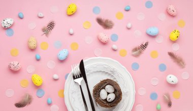 Paskalya bayramı kartı. Neşeli tavşan, boyanmış yumurta, bahar çiçekleri, açık pembe arka planda dekoratif elementler.