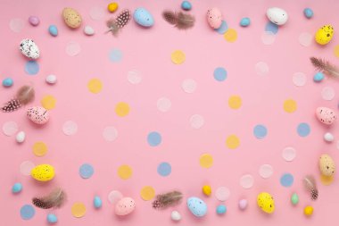 Paskalya bayramı kartı. Neşeli tavşan, boyanmış yumurta, bahar çiçekleri, açık pembe arka planda dekoratif elementler.