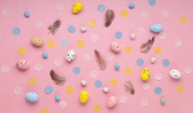 Paskalya bayramı kartı. Neşeli tavşan, boyanmış yumurta, bahar çiçekleri, açık pembe arka planda dekoratif elementler.