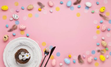 Paskalya bayramı kartı. Neşeli tavşan, boyanmış yumurta, bahar çiçekleri, açık pembe arka planda dekoratif elementler.