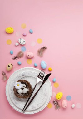 Paskalya bayramı kartı. Neşeli tavşan, boyanmış yumurta, bahar çiçekleri, açık pembe arka planda dekoratif elementler.