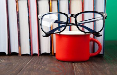 Dünya Kitabı ve Telif Hakları Günü eğitim konsepti istiflenmiş kitaplar, okuma bardakları, kırmızı kahve fincanları. Entellektüel çalışma, yayıncılık kültürü, korunan bilgi