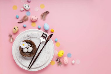 Paskalya bayramı kartı. Neşeli tavşan, boyanmış yumurta, bahar çiçekleri, açık pembe arka planda dekoratif elementler.