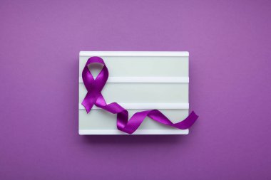 Kurdeleli Mor Gün Farkındalık Sembolü. Epilepsi Eğitim Desteği ve Nörolojik Sağlık Kampanyası.