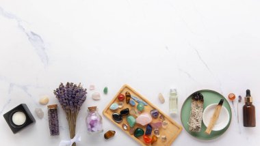 Beyaz mermer arka planda Lavanta Palto Santo Beyaz Adaçayı Yağı ve Mumlarla Kristal İyileştirme Ritüeli