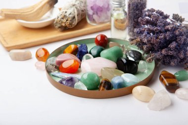 Beyaz mermer arka planda Lavanta Palto Santo Beyaz Adaçayı Yağı ve Mumlarla Kristal İyileştirme Ritüeli