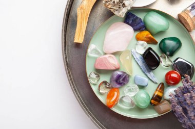 Beyaz mermer arka planda Lavanta Palto Santo Beyaz Adaçayı Yağı ve Mumlarla Kristal İyileştirme Ritüeli