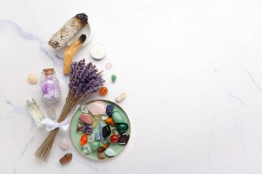 Beyaz mermer arka planda Lavanta Palto Santo Beyaz Adaçayı Yağı ve Mumlarla Kristal İyileştirme Ritüeli