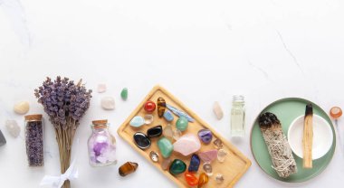 Beyaz mermer arka planda Lavanta Palto Santo Beyaz Adaçayı Yağı ve Mumlarla Kristal İyileştirme Ritüeli