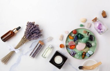 Beyaz mermer arka planda Lavanta Palto Santo Beyaz Adaçayı Yağı ve Mumlarla Kristal İyileştirme Ritüeli