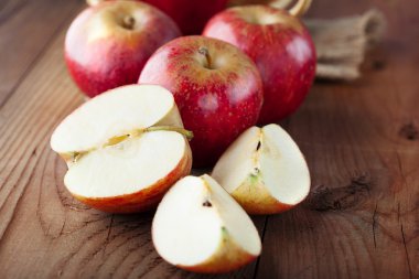 Sulu taze kırmızı elmalar