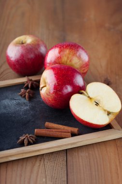 Sulu taze kırmızı elmalar