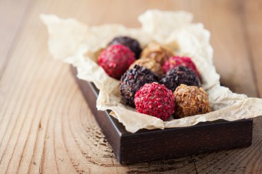 Çeşitli koyu çikolata truffles