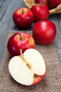 Sulu kırmızı taze elma