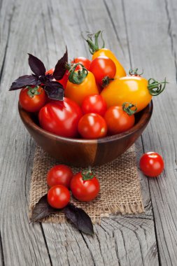 Tahta masadaki taze domatesler