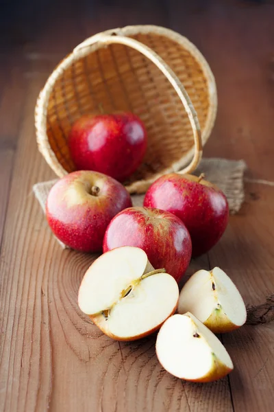 Saftige frische rote Äpfel — Stockfoto