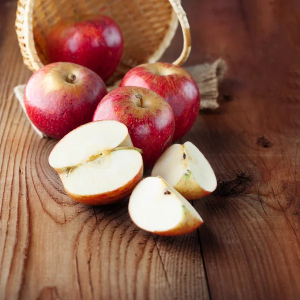 Saftige frische rote Äpfel — Stockfoto