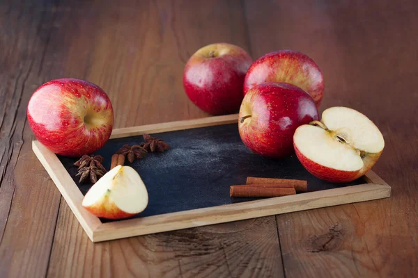 Manzanas rojas frescas jugosas — Foto de Stock