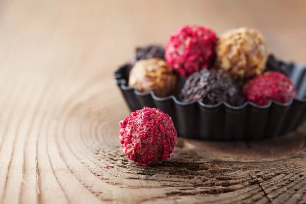 Çeşitli koyu çikolata truffles — Stok fotoğraf