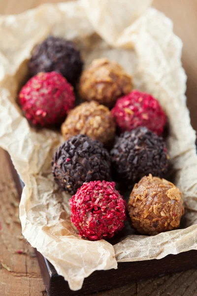 Diverse mörka chokladtryfflar — Stockfoto